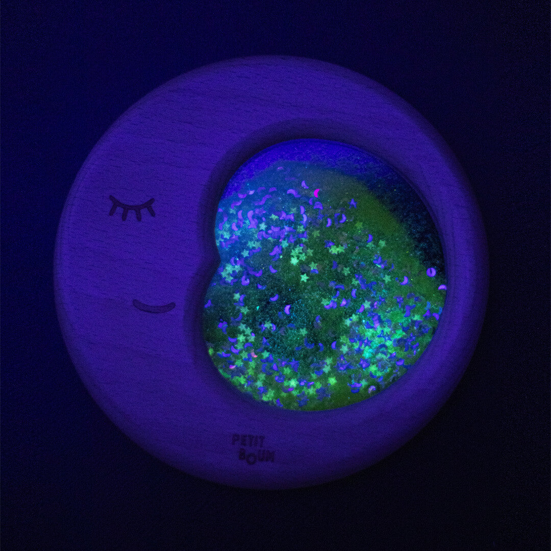 Petit Boum houten sensorische maan met oplichtende glitter in het donker.