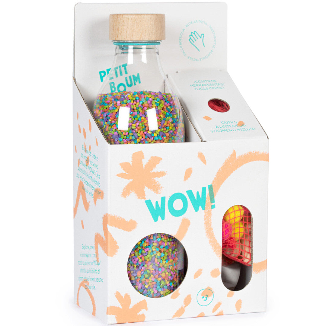 Petit Boum sensorische speelset verpakking met een fles vol kleurrijke korrels en gereedschap.