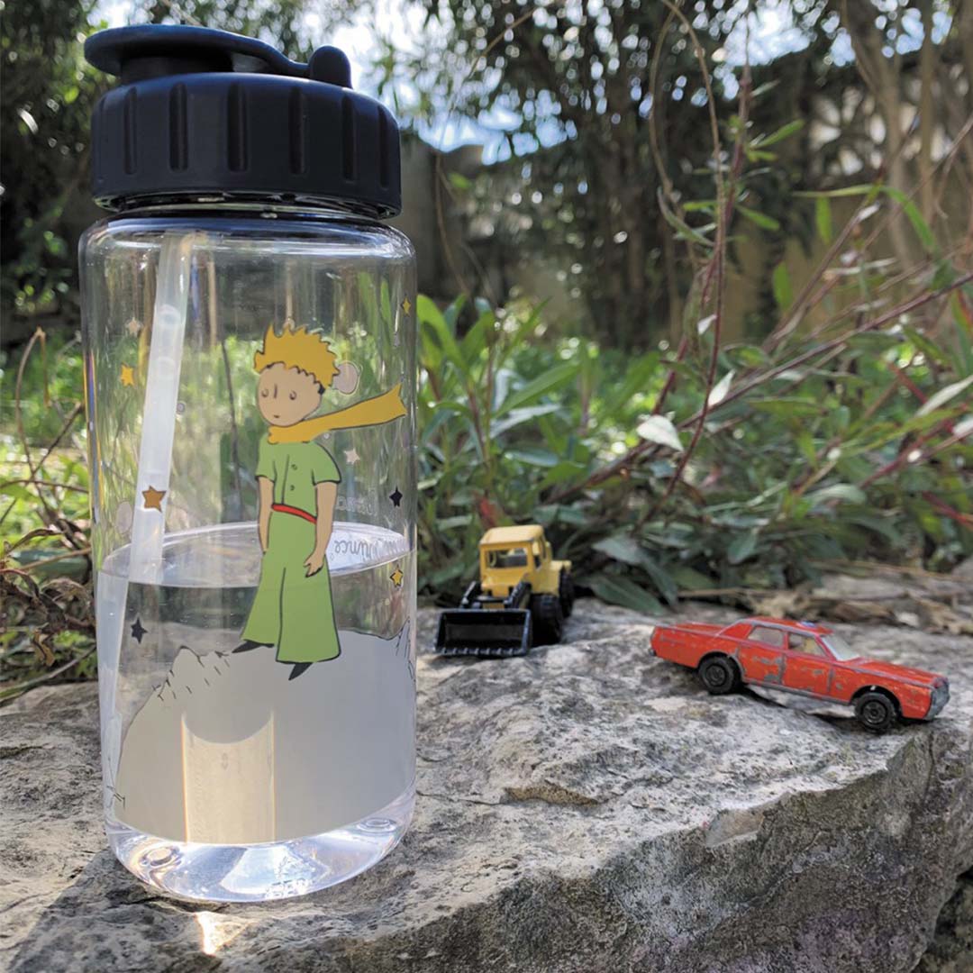 petit jour kinder drinkfles met De Kleine Prins op een rots buiten, met water en een rietje.