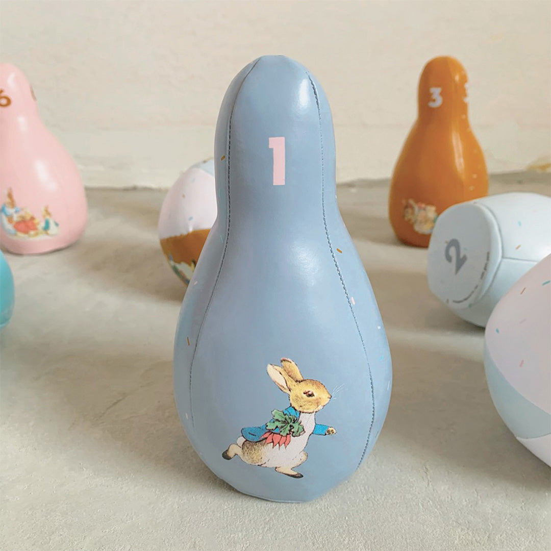 Detail van een lichtblauwe kegel nummer 1 uit het Pieter Konijn kegelspel met een afbeelding van Peter Rabbit.