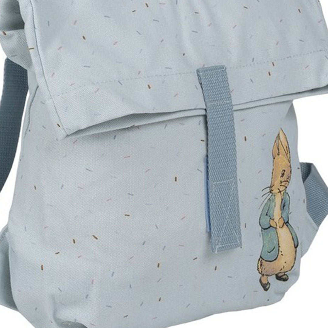 Detail van de lichtblauwe kinderrugzak met Pieter Konijn en een rolsluiting.