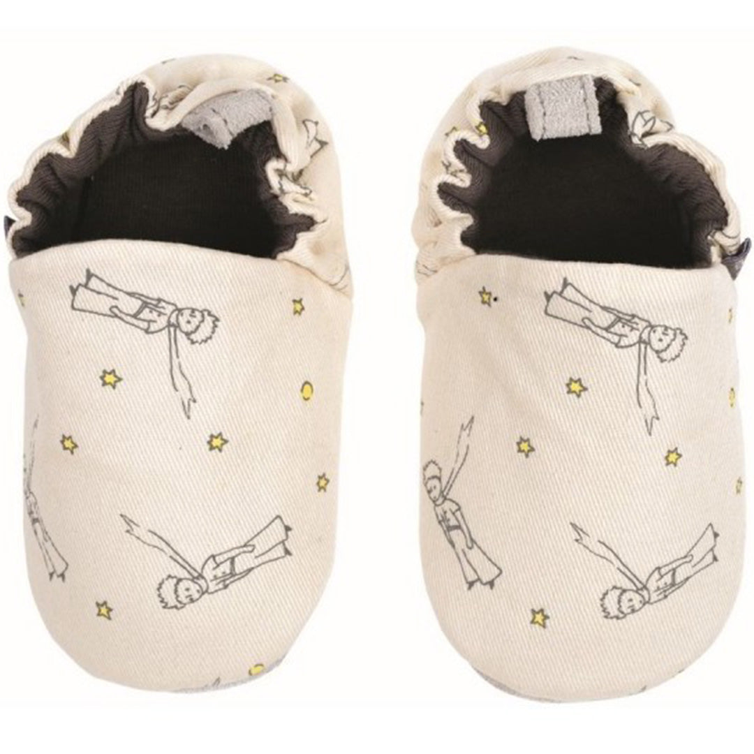 Twee petit jour baby schoentjes met zachte zool, beige met een patroon van De Kleine Prins en sterren.