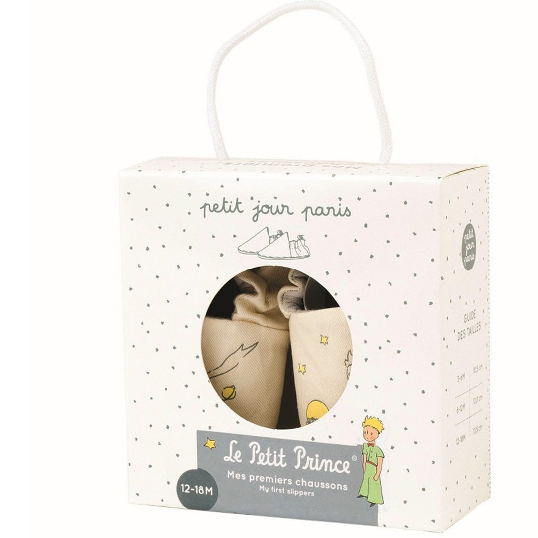 De witte verpakking van de petit jour baby schoentjes met Le Petit Prince thema, met een ronde uitsnede die de schoentjes toont.