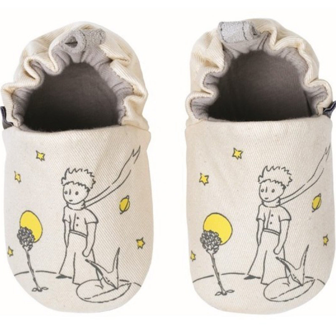 Twee beige petit jour baby schoentjes met illustraties van De Kleine Prins en de vos.