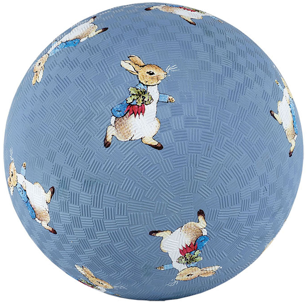 Petit Jour blauwe rubberen speelbal met een patroon van Pieter Konijn figuren.
