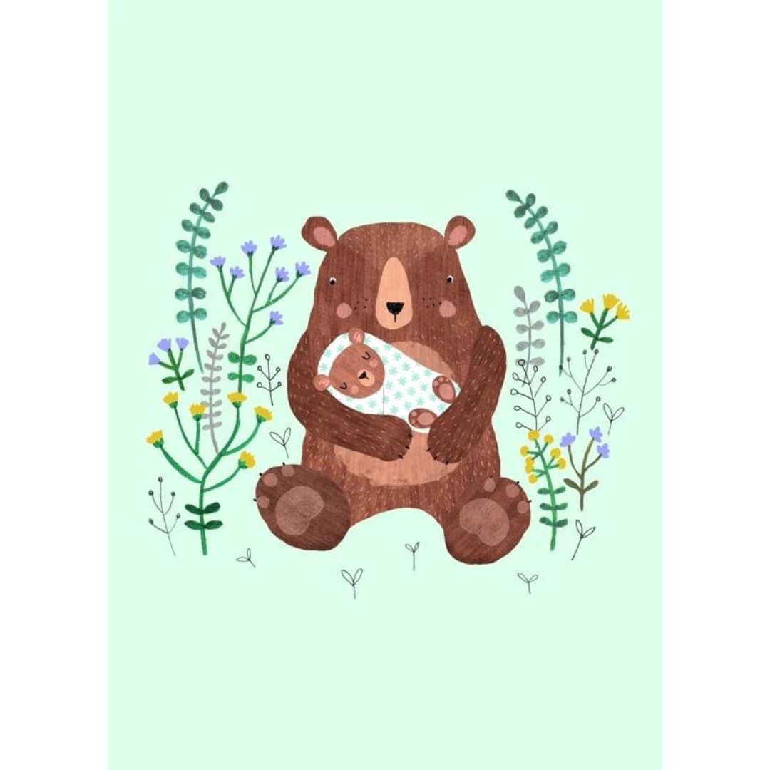 Petit Monkey ansichtkaart met een bruine moederbeer die een babybeer vasthoudt, omringd door planten en bloemen.