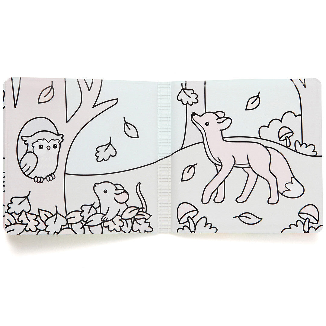 Open badboekje met zwart-witte lijntekeningen van een uil, muis en vos in een bos.