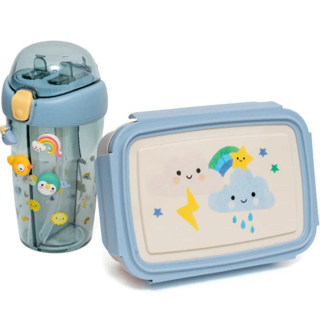 petit monkey bento broodtrommel met wolken en regenboog naast een bijpassende blauwe waterfles.