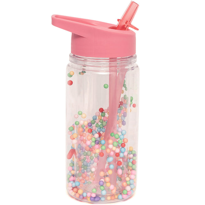 Petit Monkey kinder drinkfles van transparant plastic met roze deksel, rietje en gekleurde balletjes.