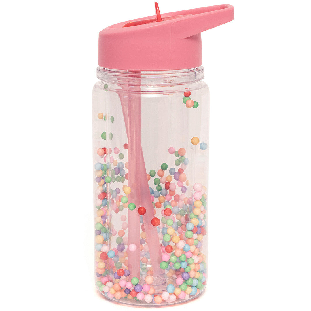 Petit Monkey kinder drinkfles van transparant plastic met roze deksel, rietje en gekleurde balletjes.