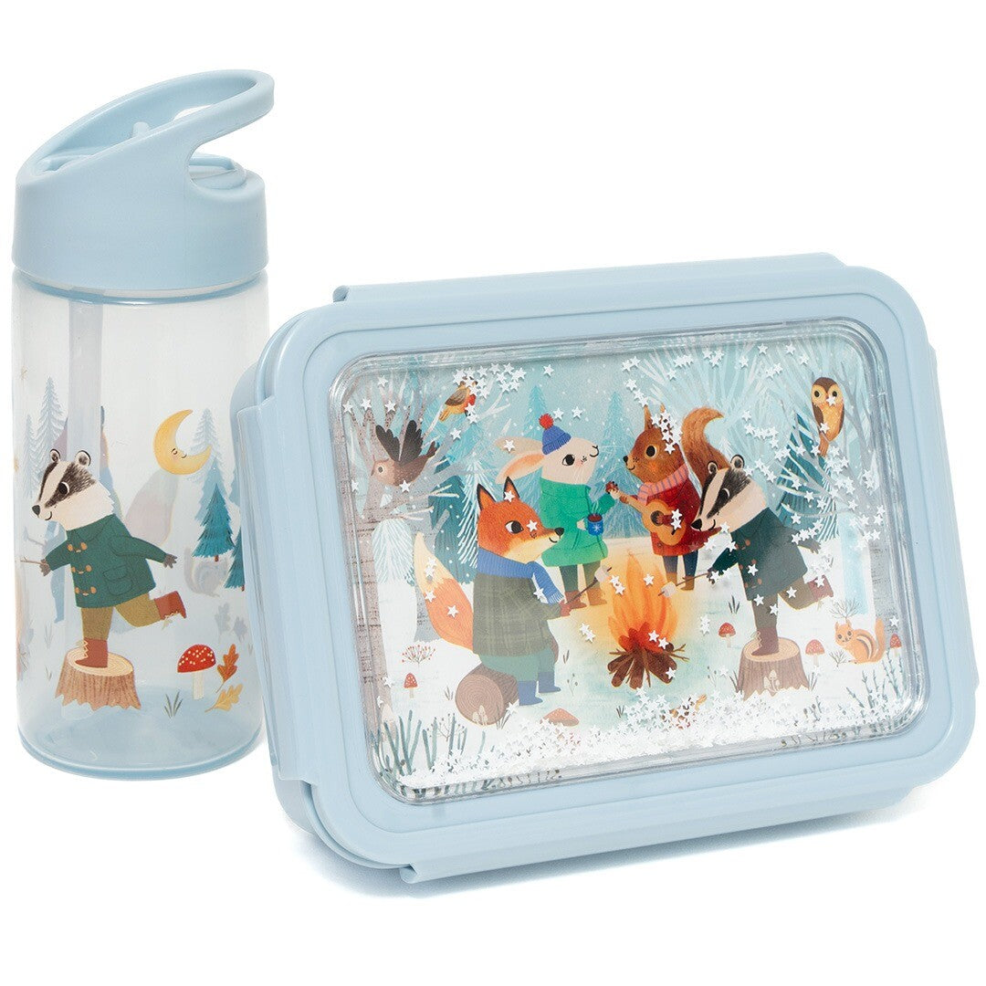 Petit monkey drinkfles met rietje en bijpassende lunchbox met illustraties van bosdieren bij een kampvuur.