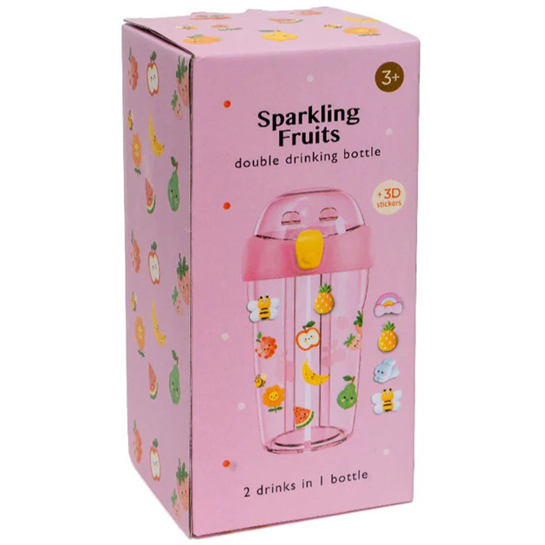 De roze verpakking van de petit monkey dubbele drinkfles voor kinderen met fruitprint en productinformatie.