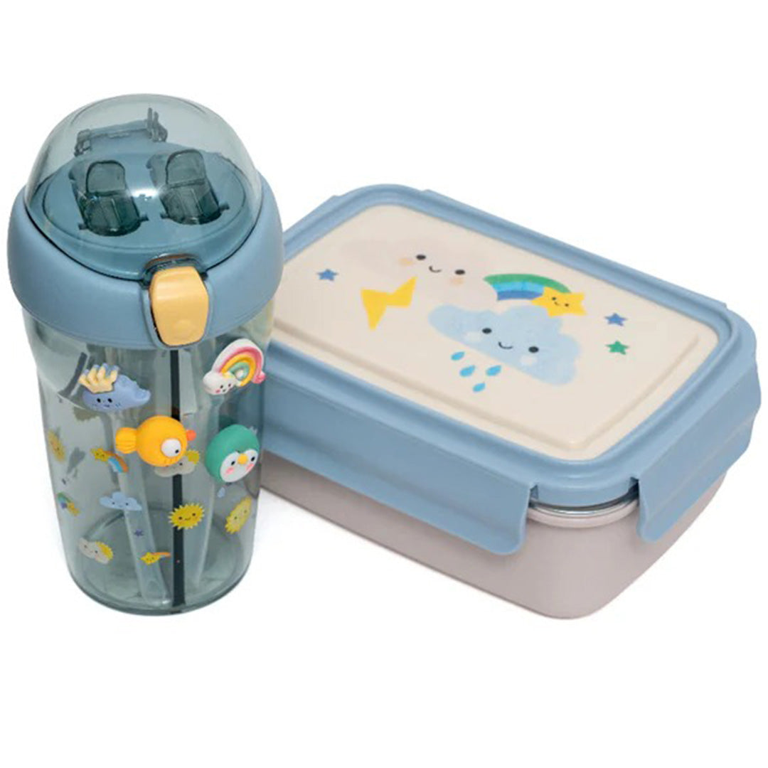 Petit Monkey kinderdrinkfles met stickers en een bijpassende blauwe lunchbox met wolken en regenbogen.