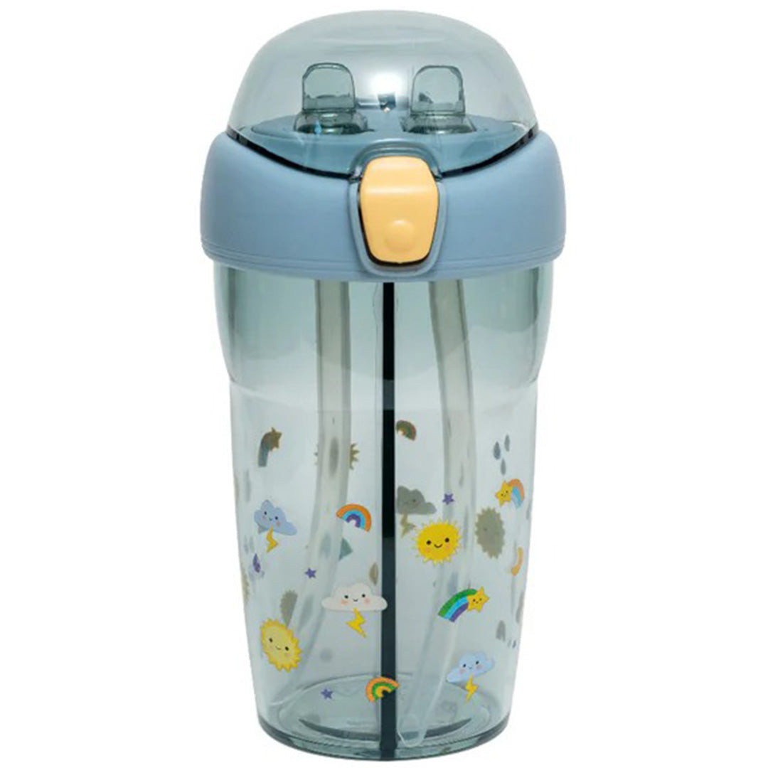 Petit Monkey kinderdrinkfles met twee rietjes en een patroon van wolken en regenbogen, met gesloten deksel.