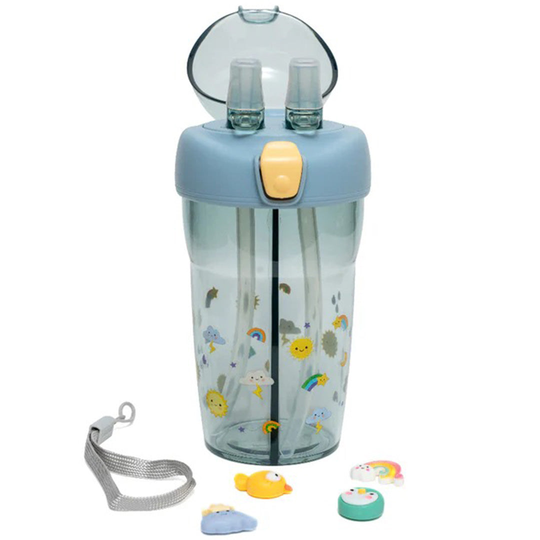 Petit Monkey kinderdrinkfles met twee rietjes en een patroon van wolken en regenbogen, met losse 3D-stickers en een draagband ernaast.