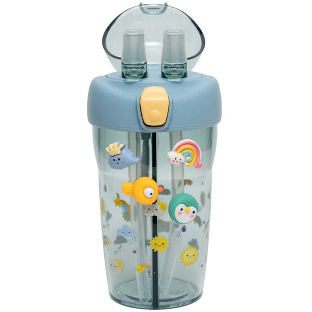 Petit Monkey kinderdrinkfles met twee rietjes, versierd met dieren en regenbogen, met open deksel.