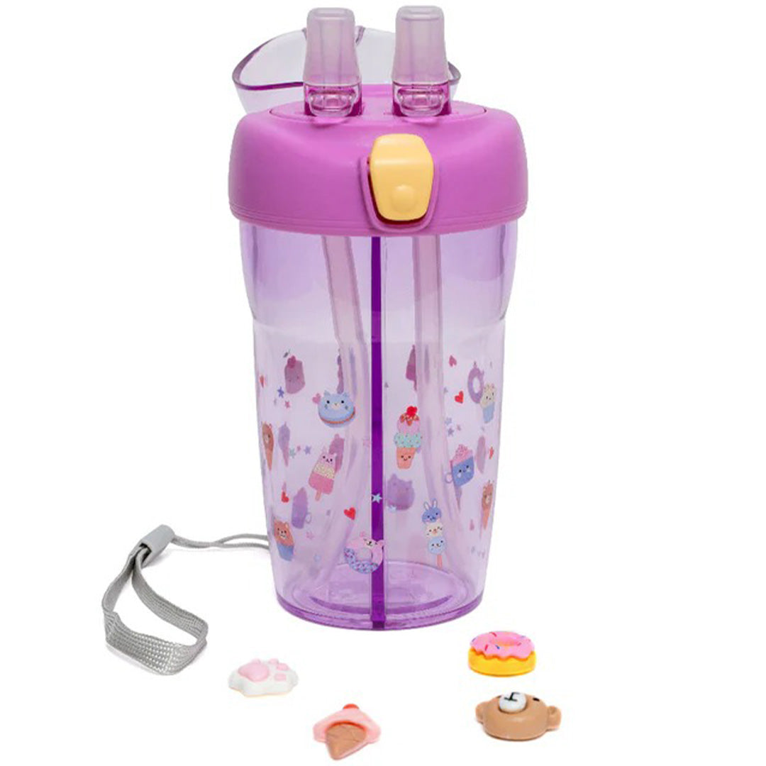 petit monkey paarse dubbele drinkfles voor kinderen met twee rietjes, naast losse 3D-stickers en een draagband.