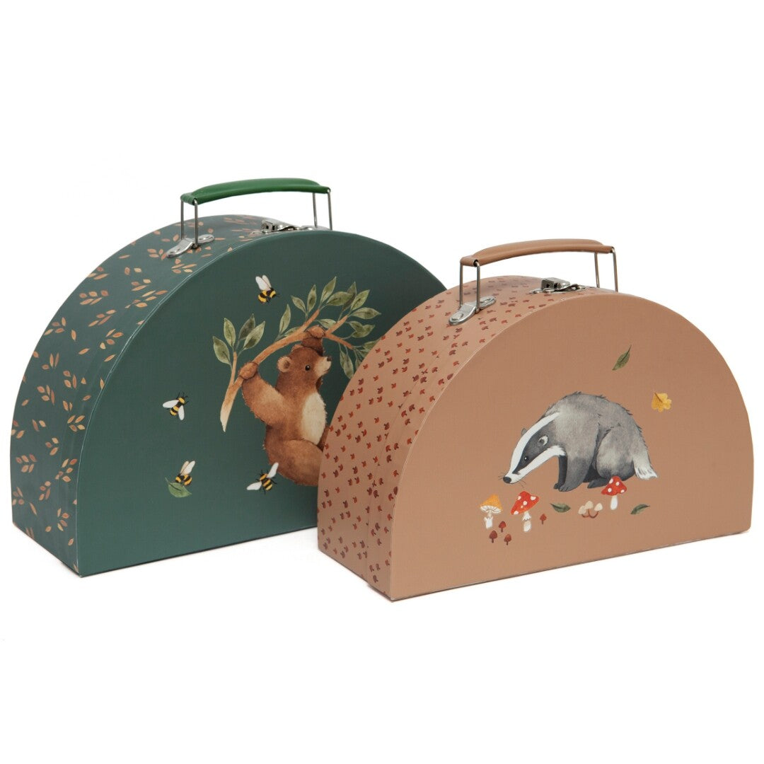 Petit Monkey set van twee kinderkoffers met bosdieren, een groene met beer en een bruine met das.