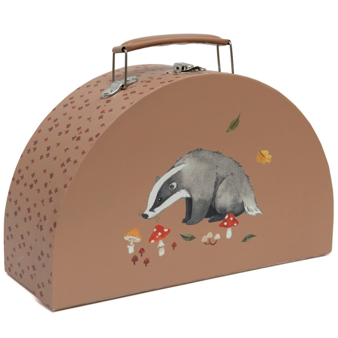 Bruine Petit Monkey kinderkoffer met een das en paddenstoelen.