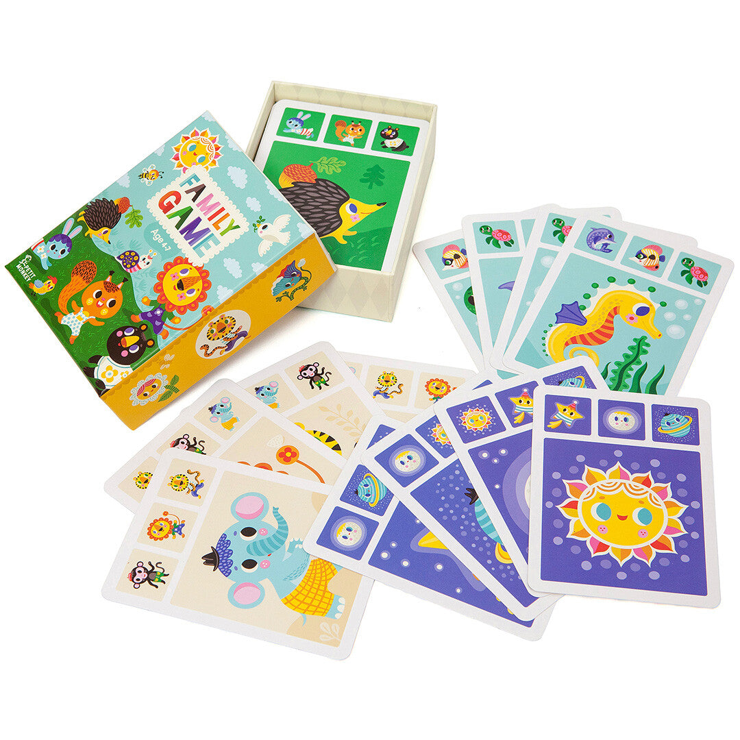Het Petit Monkey kwartet family game met de open doos en diverse speelkaarten met dieren, ruimtefiguren en zeedieren.