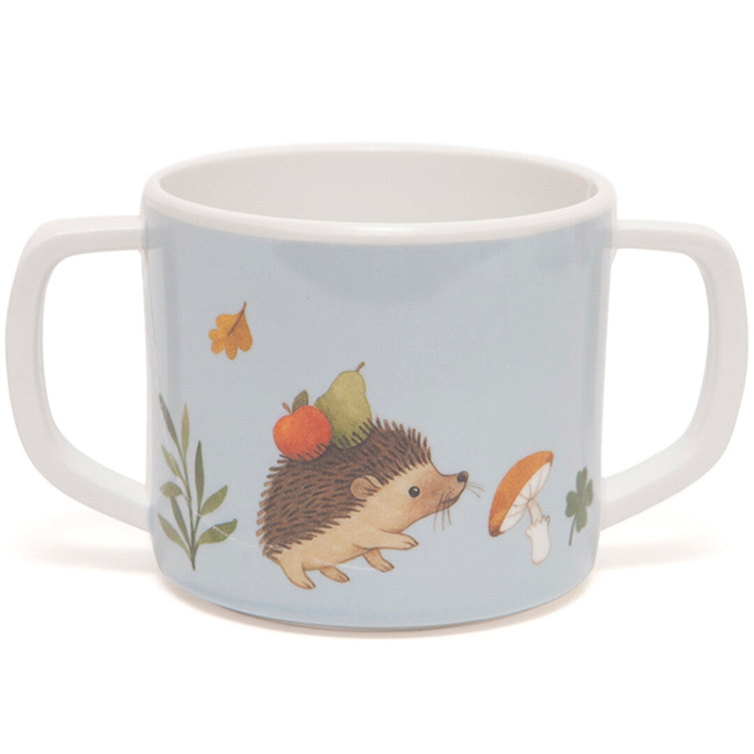 Kinderbeker met twee handvatten en een afbeelding van een egel met een appel en peer op zijn rug.