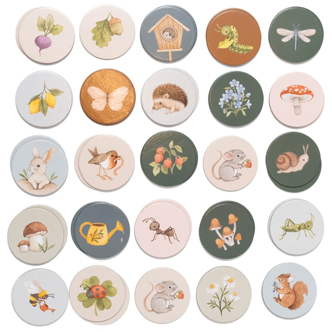 Alle ronde Petit Monkey memo game kaarten met diverse tuinfiguren zoals dieren en planten, netjes gerangschikt.