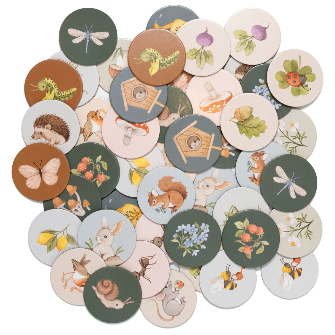 Een stapel ronde Petit Monkey memo game kaarten met diverse tuinillustraties.