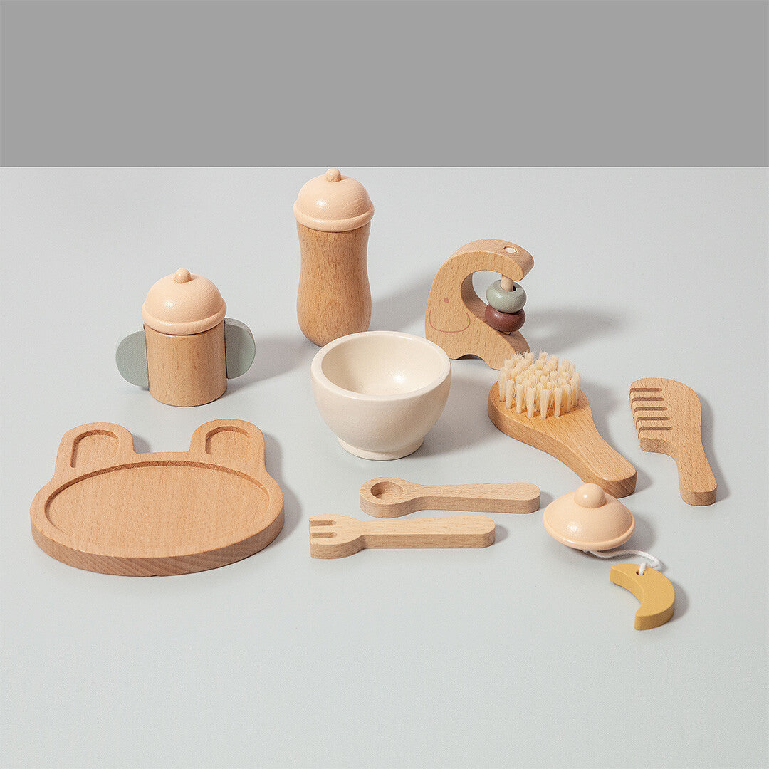 Petit monkey houten poppen verzorgingsset met diverse accessoires zoals flesjes, een kom en een borstel.