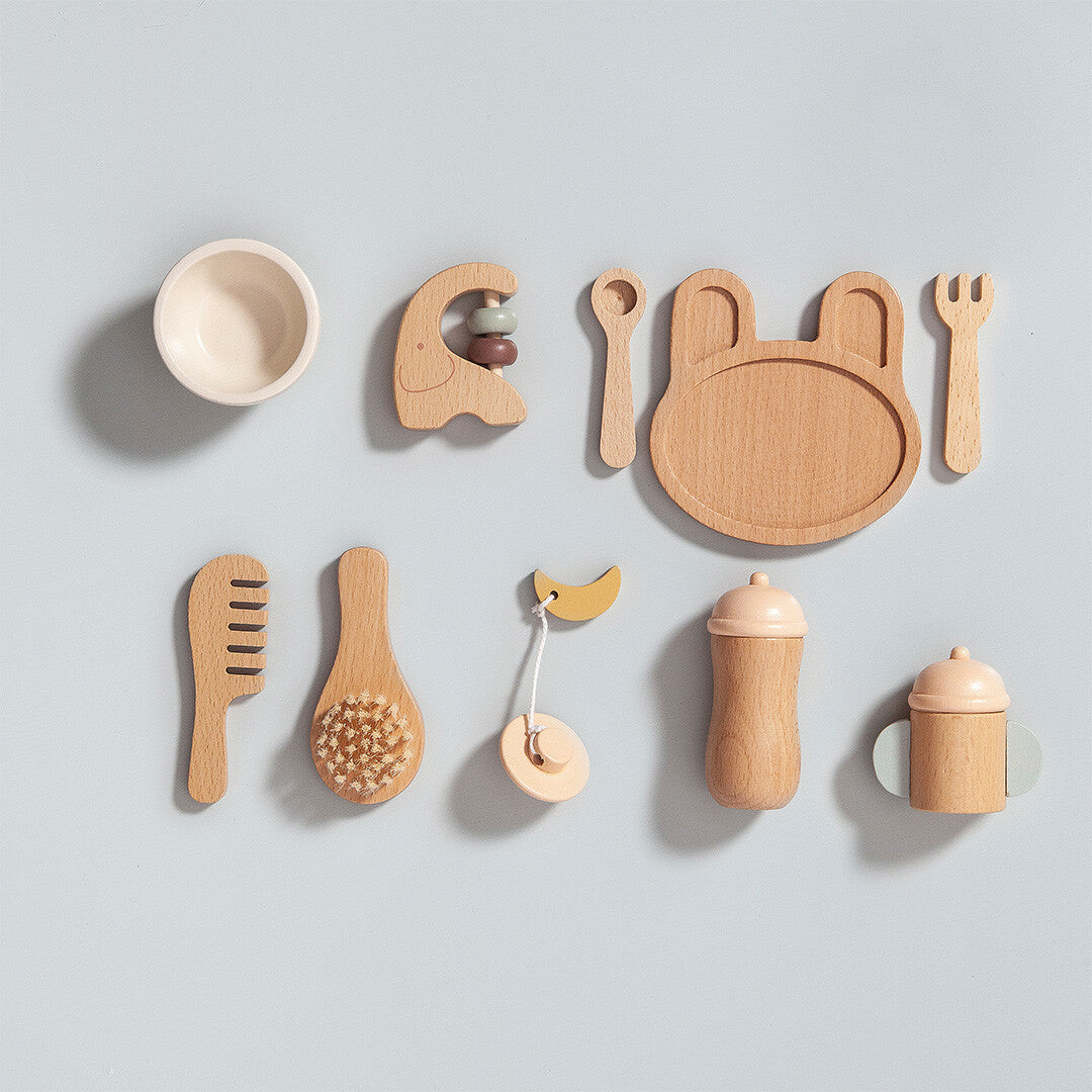 Bovenaanzicht van de petit monkey houten poppen verzorgingsset met alle 10 onderdelen.