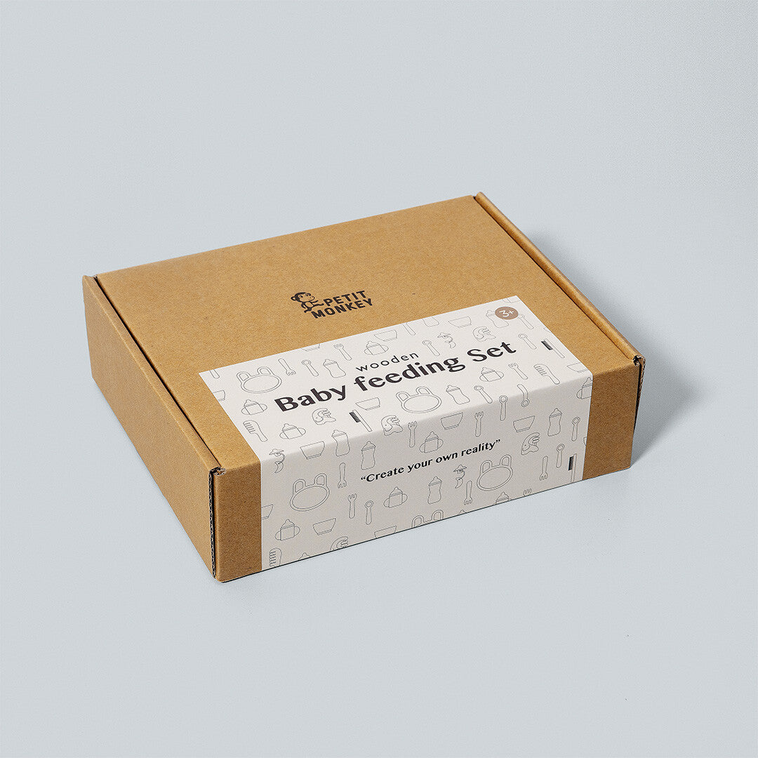 De bruine kartonnen verpakking van de petit monkey houten baby feeding set.