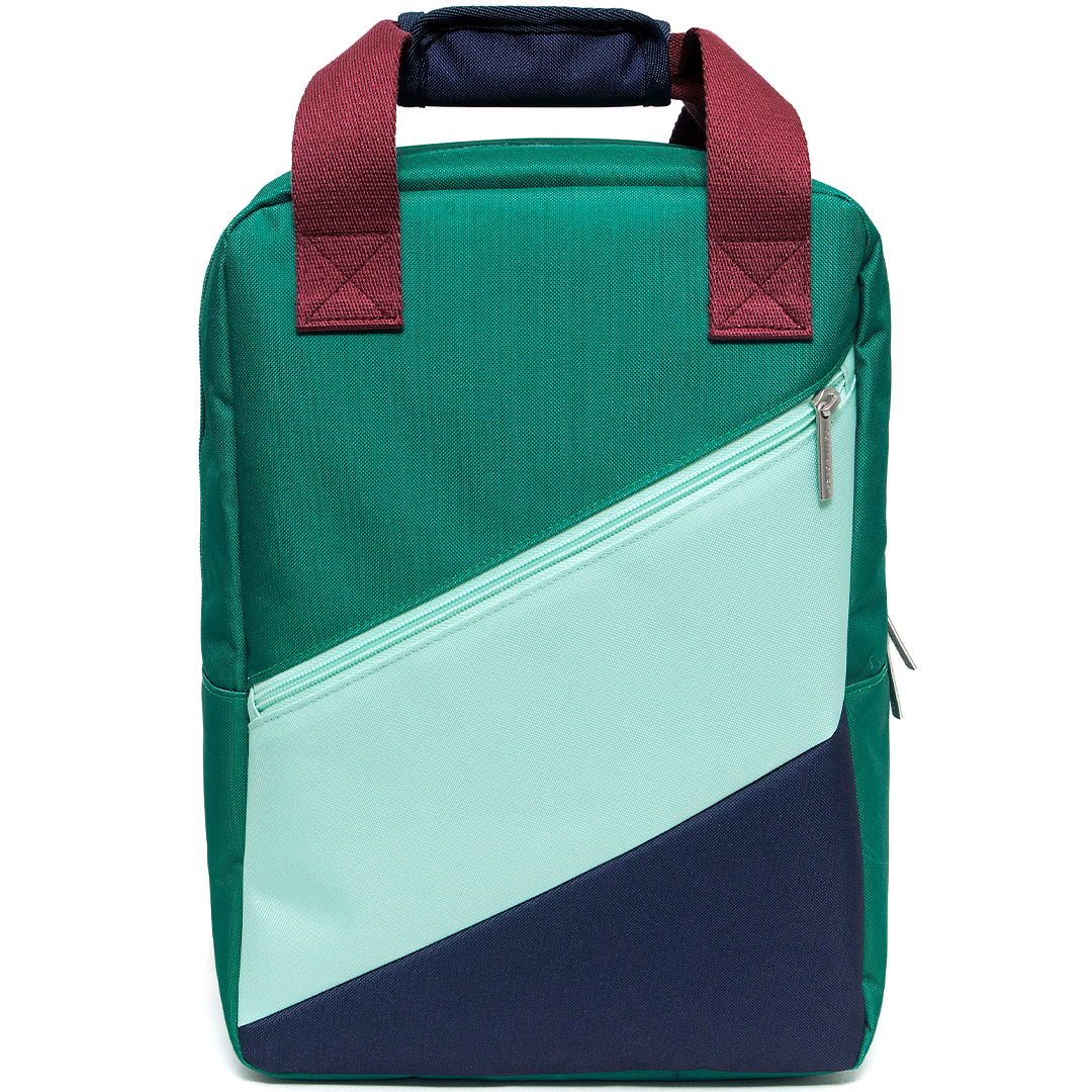 petit monkey schoolrugzak met diagonaal patroon in groen, lichtblauw en donkerblauw, gezien vanaf de voorkant.