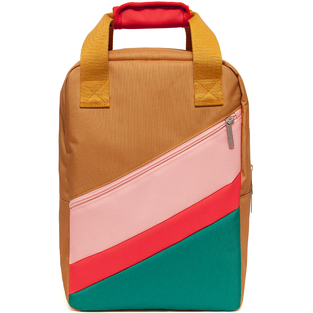 Petit Monkey schoolrugzak in inca gold met een diagonaal patroon van roze, rode en groene strepen aan de voorkant.