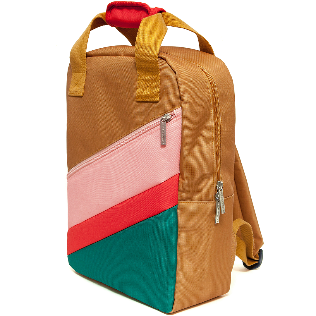 Petit Monkey schoolrugzak in inca gold, schuin van voren gezien, met diagonale strepen en een ritsvak.