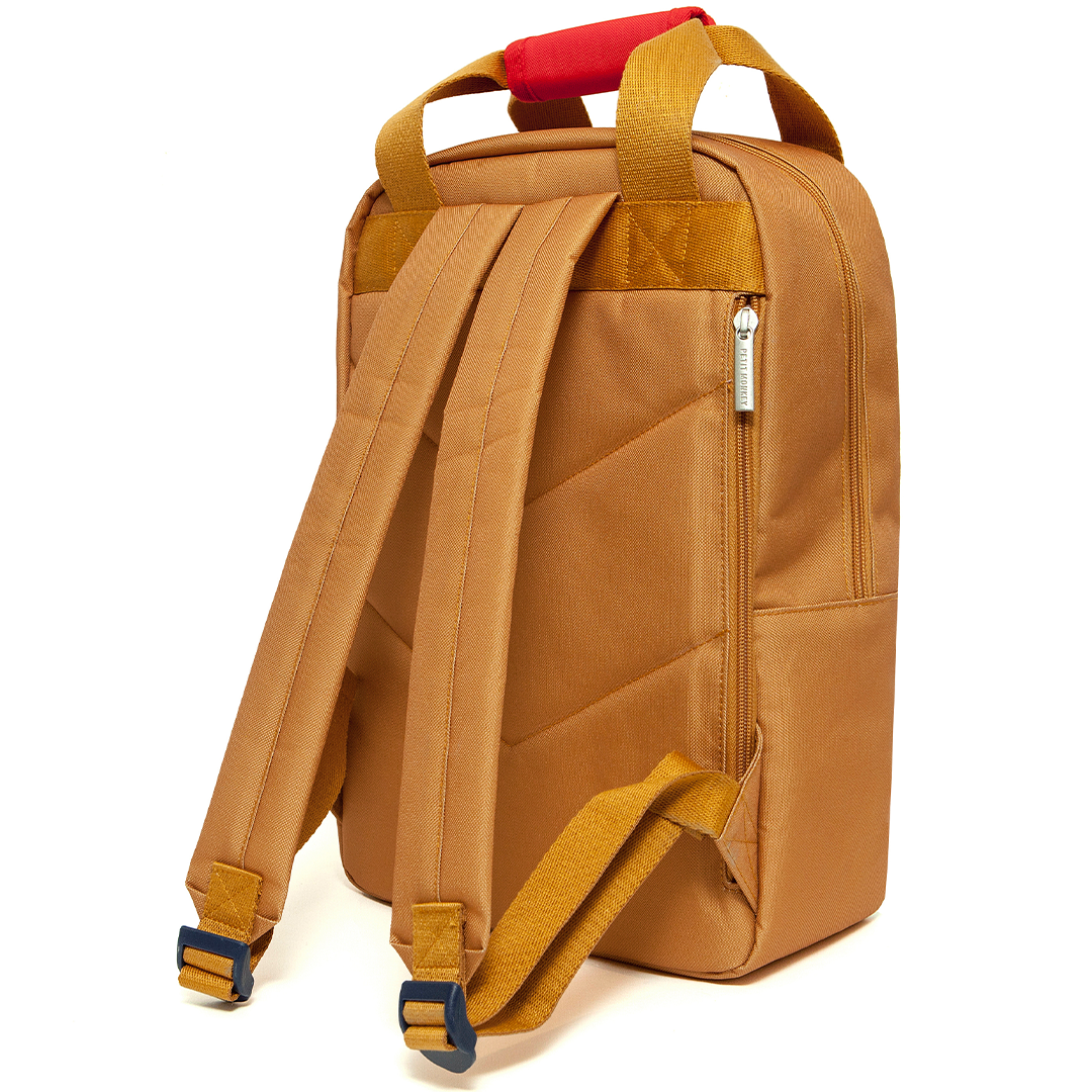 De achterkant van de Petit Monkey schoolrugzak in inca gold met verstelbare schouderbanden.