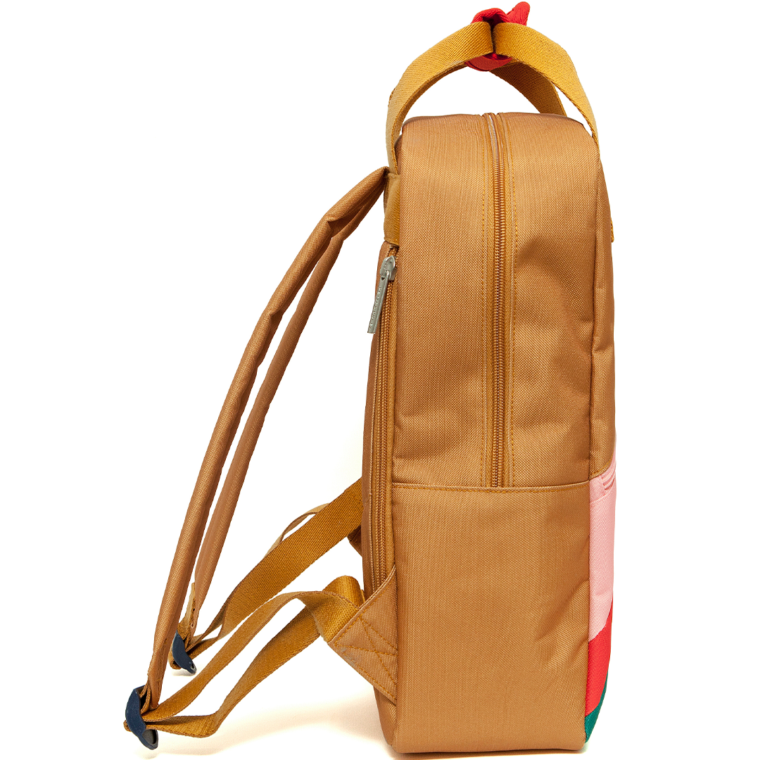 De zijkant van de Petit Monkey schoolrugzak in inca gold met een ritsvak.