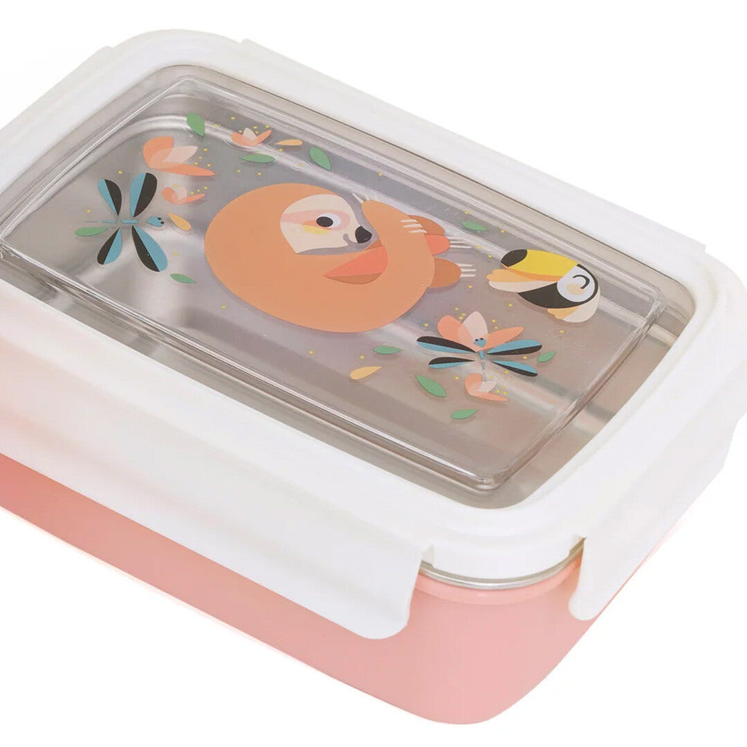 Close-up van de Petit Monkey RVS broodtrommel bento voor kinderen met een luiaard, toekan en libellenpatroon op de deksel.