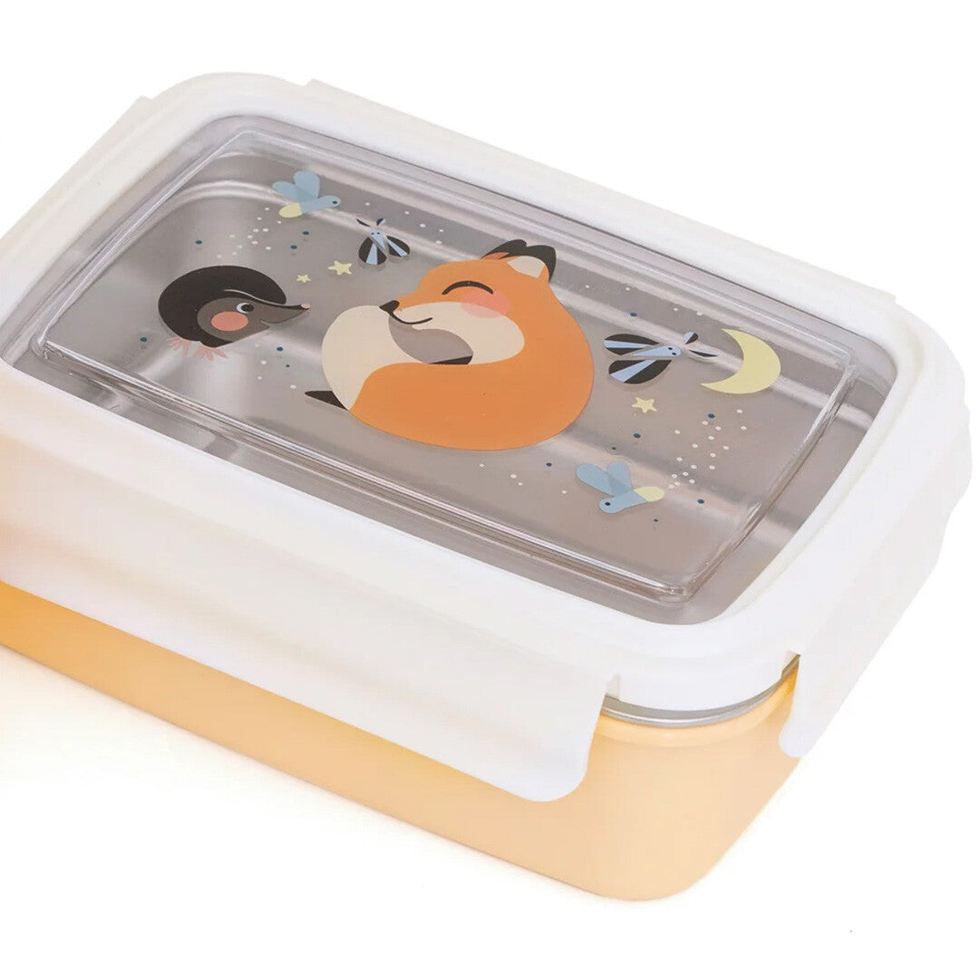 Petit Monkey kinderbroodtrommel met een slapende vos, egel en sterren op de deksel, schuin van bovenaf gefotografeerd.