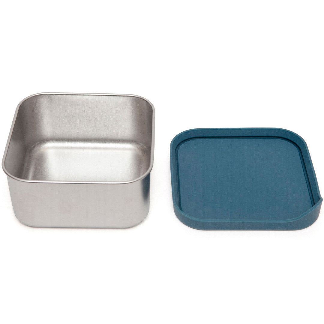 Open Petit Monkey RVS snackdoosje met losse blauwe siliconen deksel.