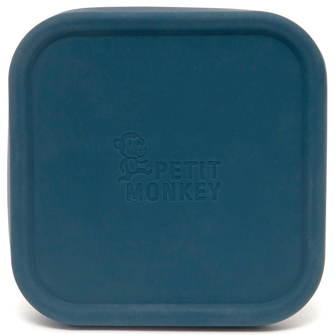 Bovenkant van het blauwe siliconen deksel van het Petit Monkey snackdoosje met ingedrukt logo.