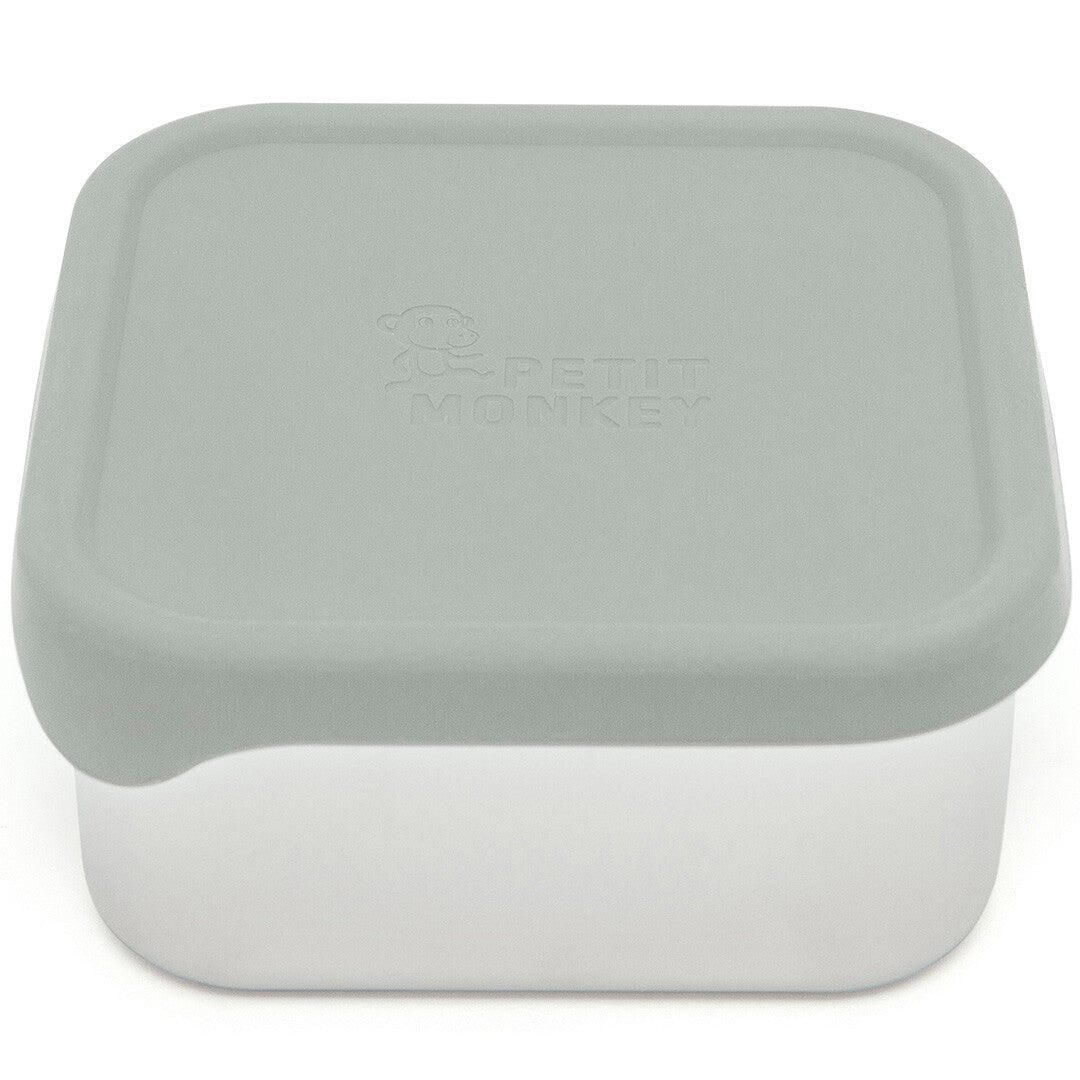Petit Monkey rvs snackdoosje met sage groene siliconen deksel en logo.