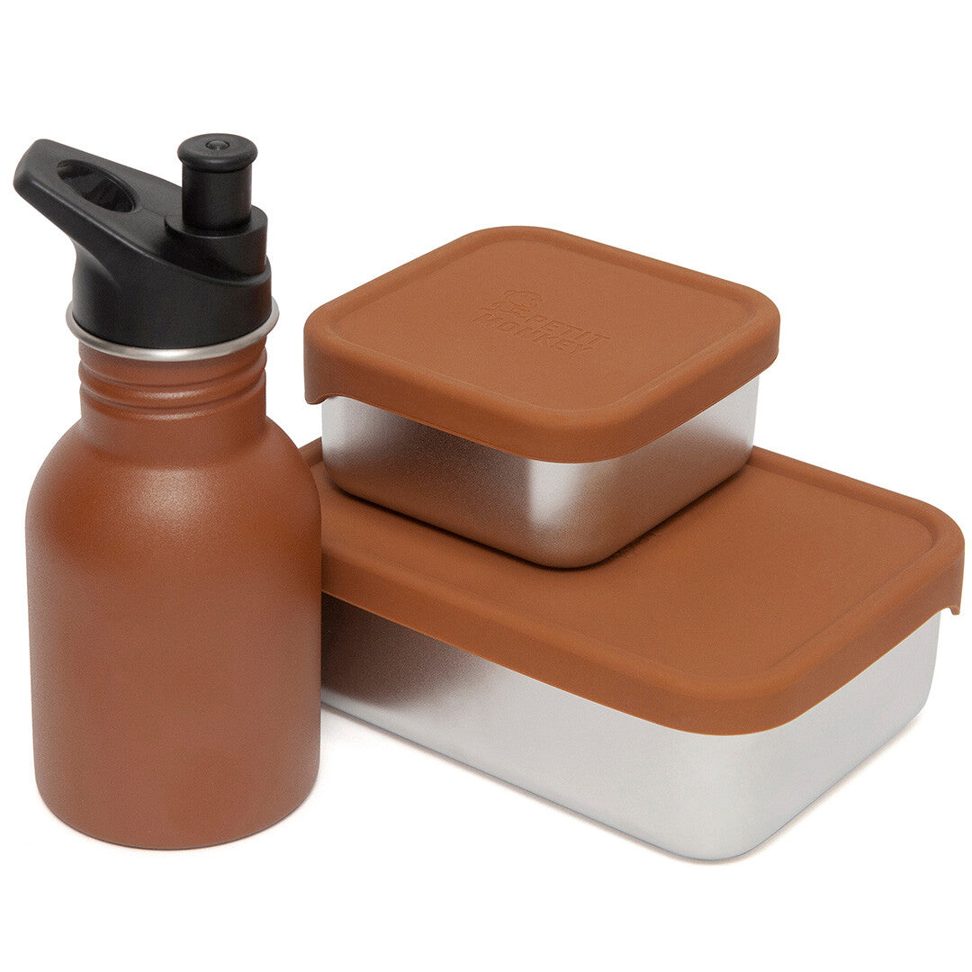 Collectie van Petit Monkey rvs snackdoosjes en een bruine drinkfles.