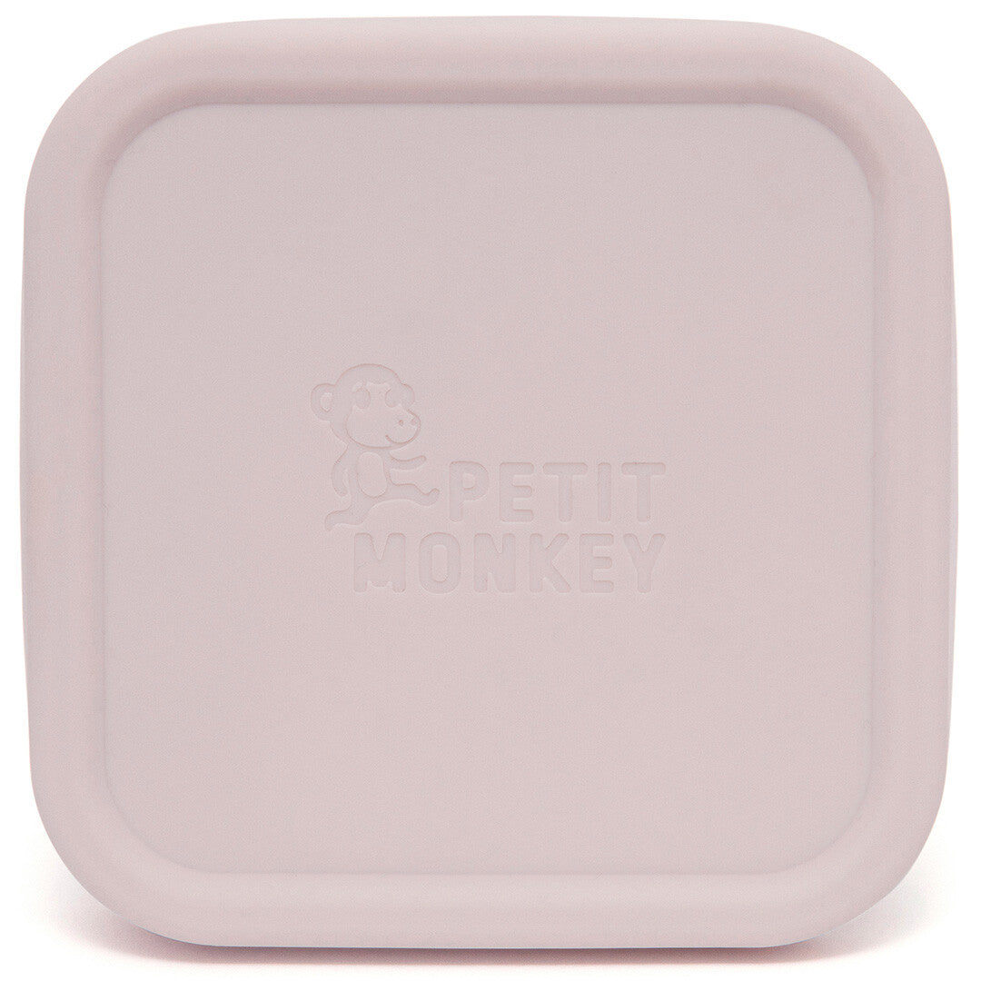Bovenkant van de roze siliconen deksel van het Petit Monkey snackdoosje met logo.