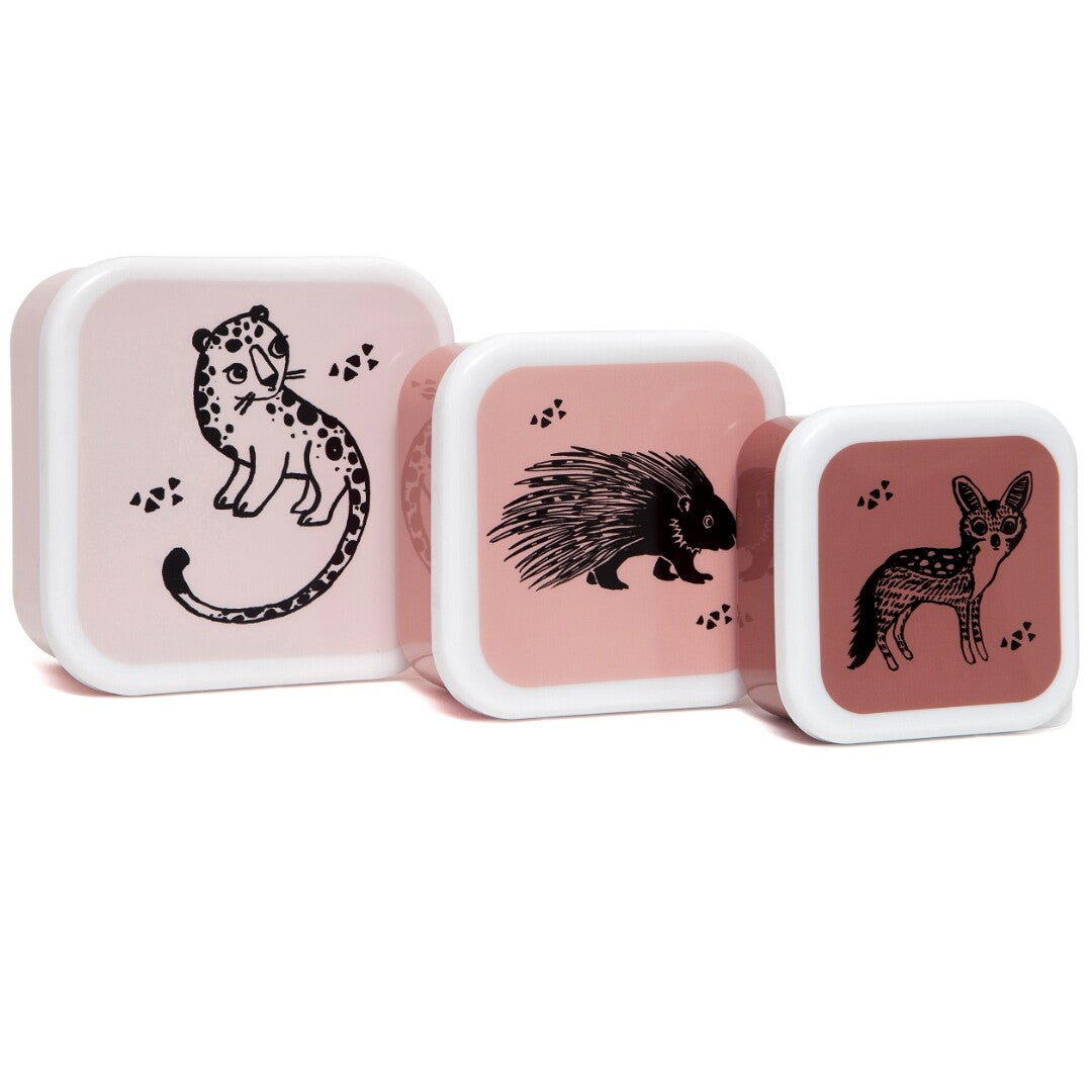 Drie roze petit monkey snackdoosjes met deksels met zwarte illustraties van een luipaard, stekelvarken en fennek vos.