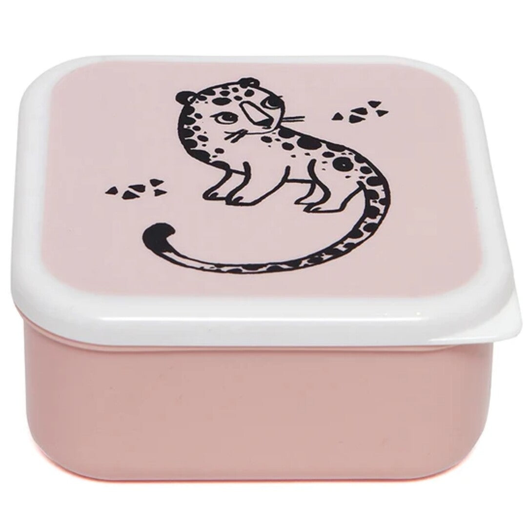 Groot roze petit monkey snackdoosje met een zwarte luipaard illustratie op de deksel.