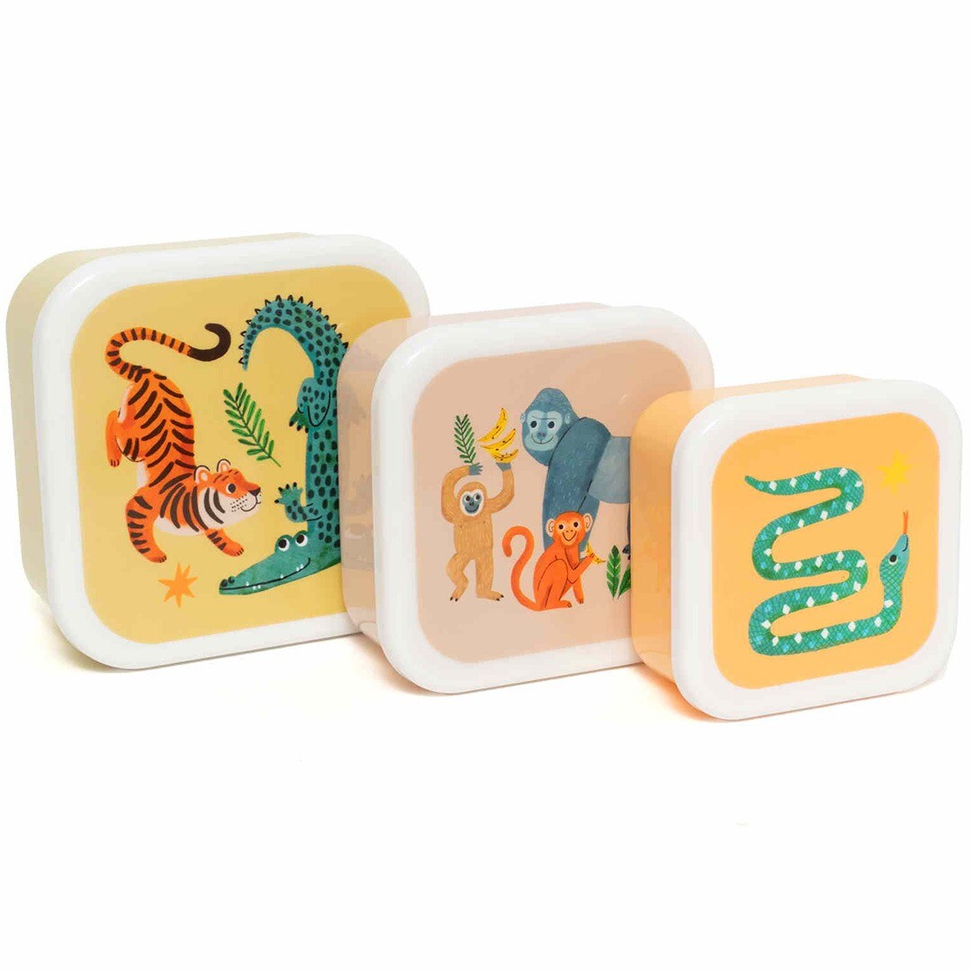 Drie Petit Monkey plastic snackdoosjes met jungle dierenpatronen, schuin gefotografeerd.