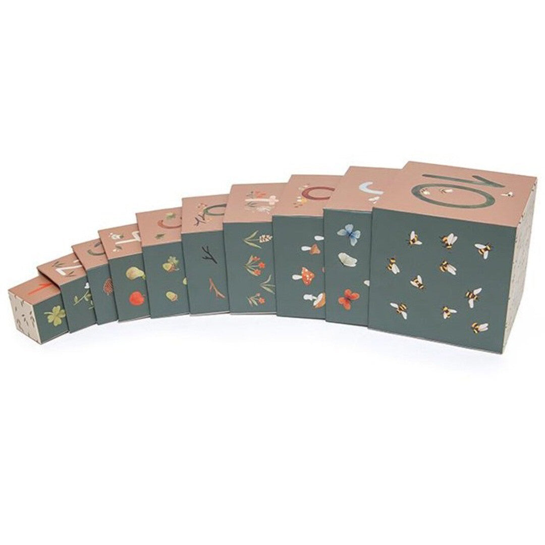 Petit Monkey stapelblokken met nummers en natuurillustraties, in een boog opgesteld van klein naar groot.