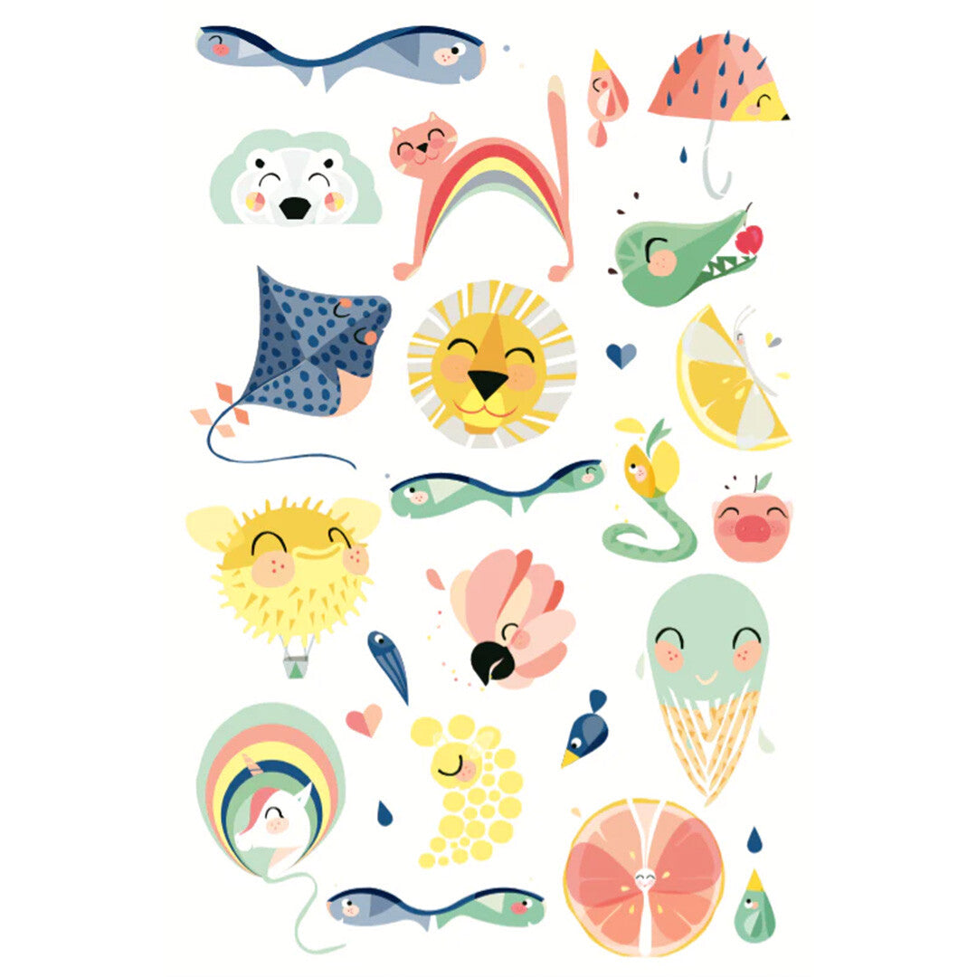 Blad met kleurrijke tijdelijke kindertatoeages van diverse dieren en natuurfiguren.