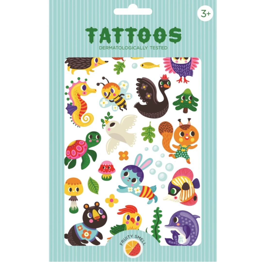 Verpakking van Petit Monkey tijdelijke tatoeages met diverse kleurrijke dieren en natuurthema's, dermatologisch getest en met fruitige geur.
