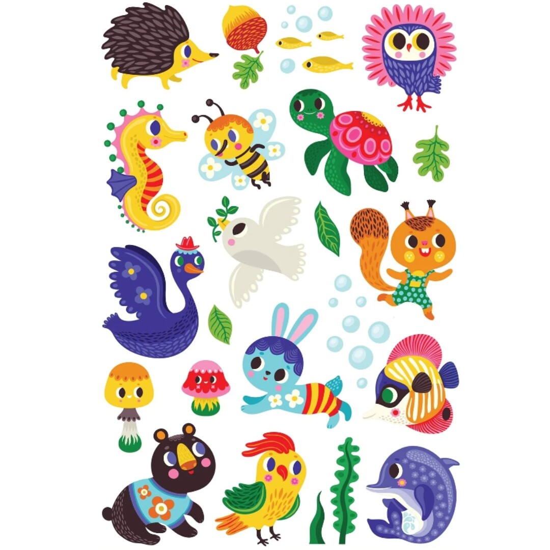 Collectie van kleurrijke tijdelijke tatoeages met diverse dieren zoals een egel, zeepaardje, bij, uil, schildpad en dolfijn, en natuurlijke elementen.