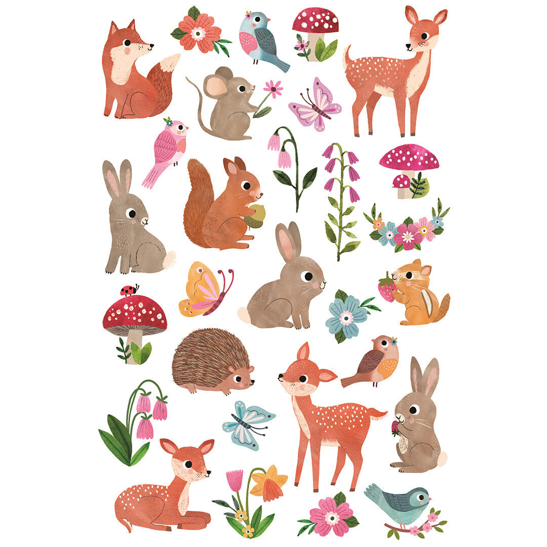 Collectie tijdelijke tatoeages met illustraties van bosdieren, bloemen en paddenstoelen.